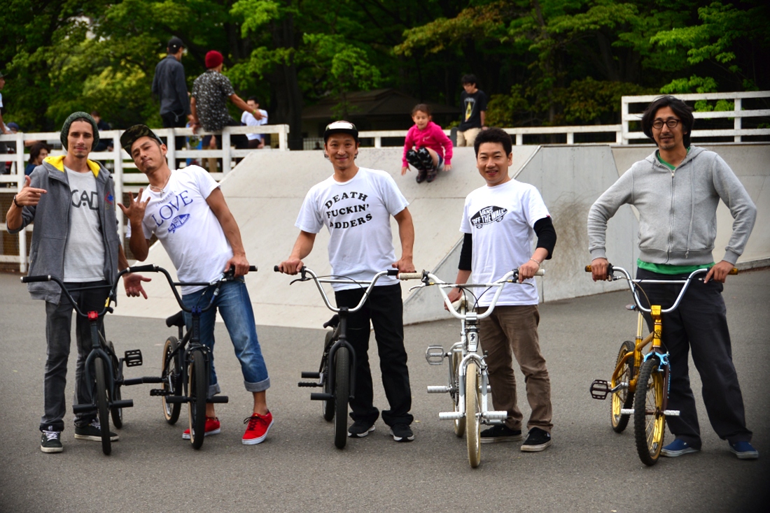 Rolling with the old school crew at Komazawa park. I only met a few of the 'over 30's' club. These guys still shred!