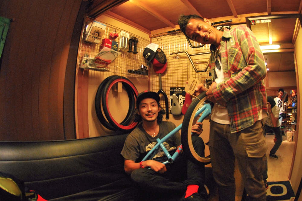 Hiroshi and Kotaro from Decade Shop in Tokyo. 2 very cool dudes on top of the flatland scene in Tokyo.