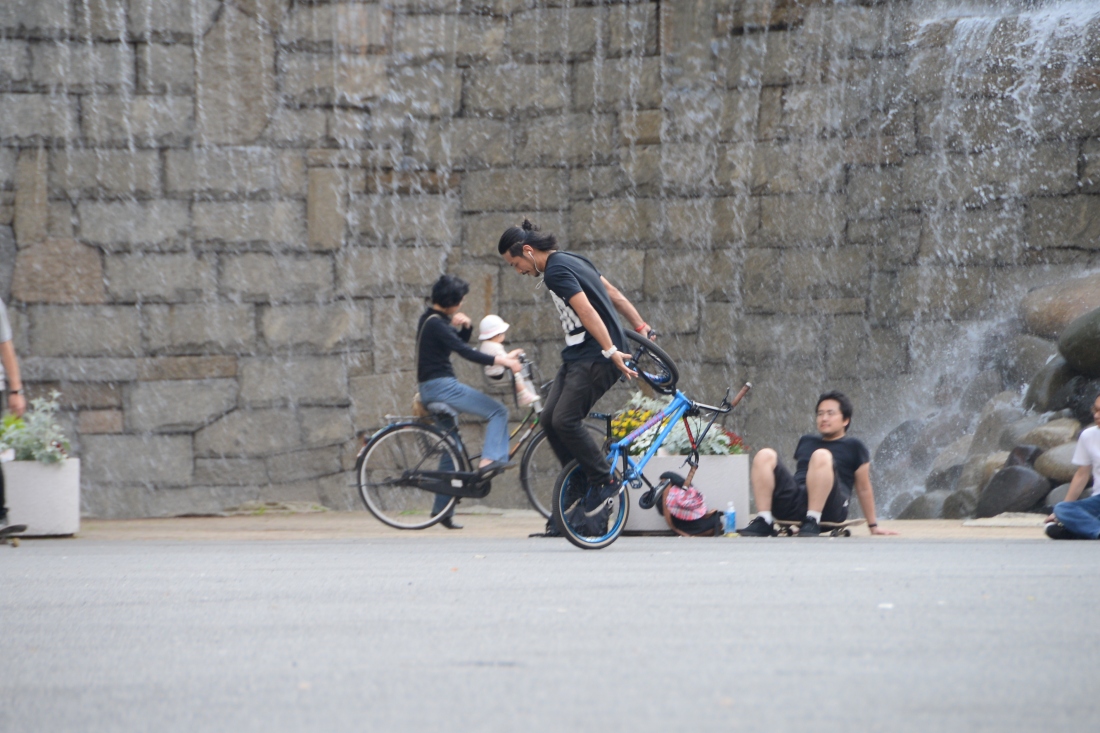 Hiroshi from Decade Shop giving it on the back wheel.