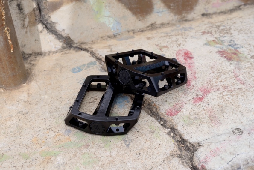 Fit Macintosh Alloy pedals with removable pins. 