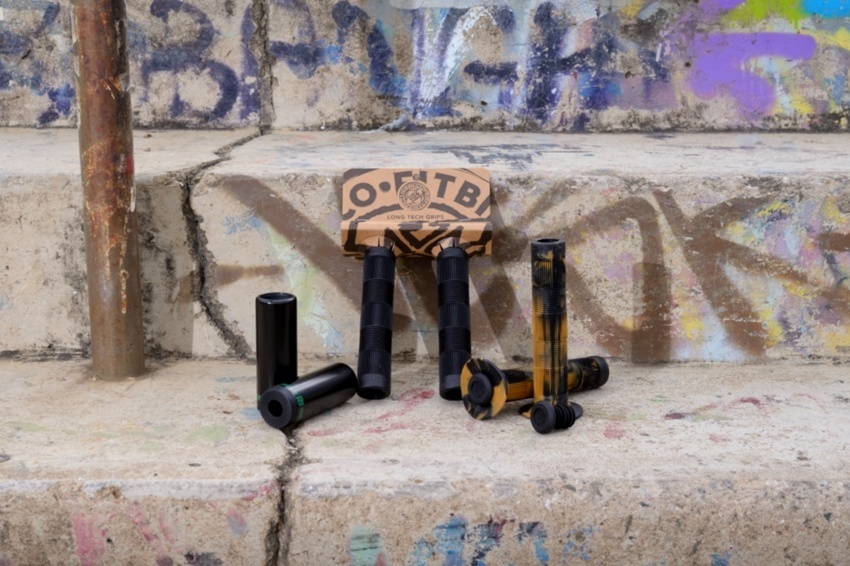 Revenge Dual pegs, Fit Long Tech grips; Black or Black/ Gum mix.